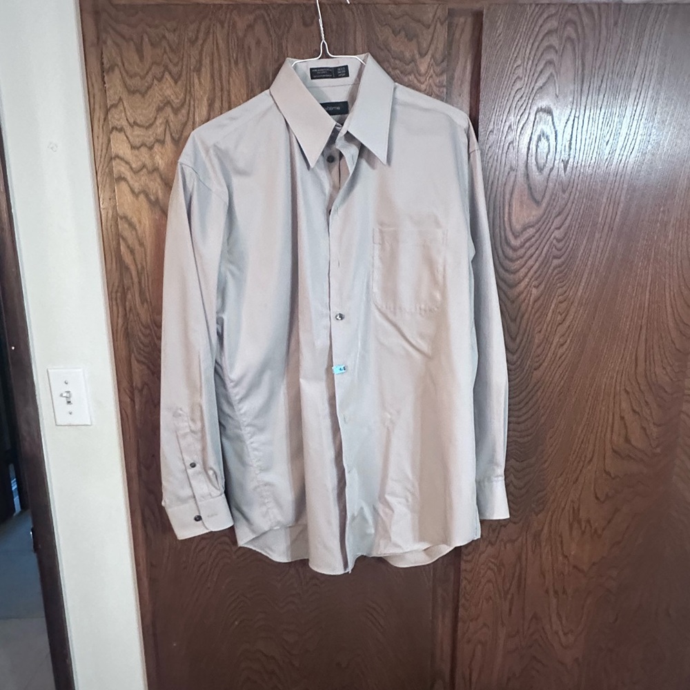 Claiborne Men's Light Gray Button Down Shirt